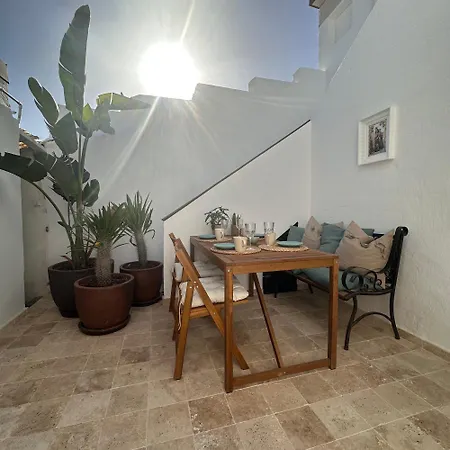 Palm Leaf Mogan Apartment